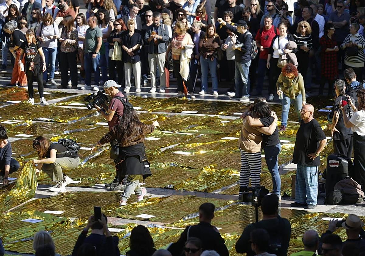 Una protesta contra Mazón llena de mantas térmicas la plaza de la Virgen de Valencia y acaba ante el restaurante El Ventorro