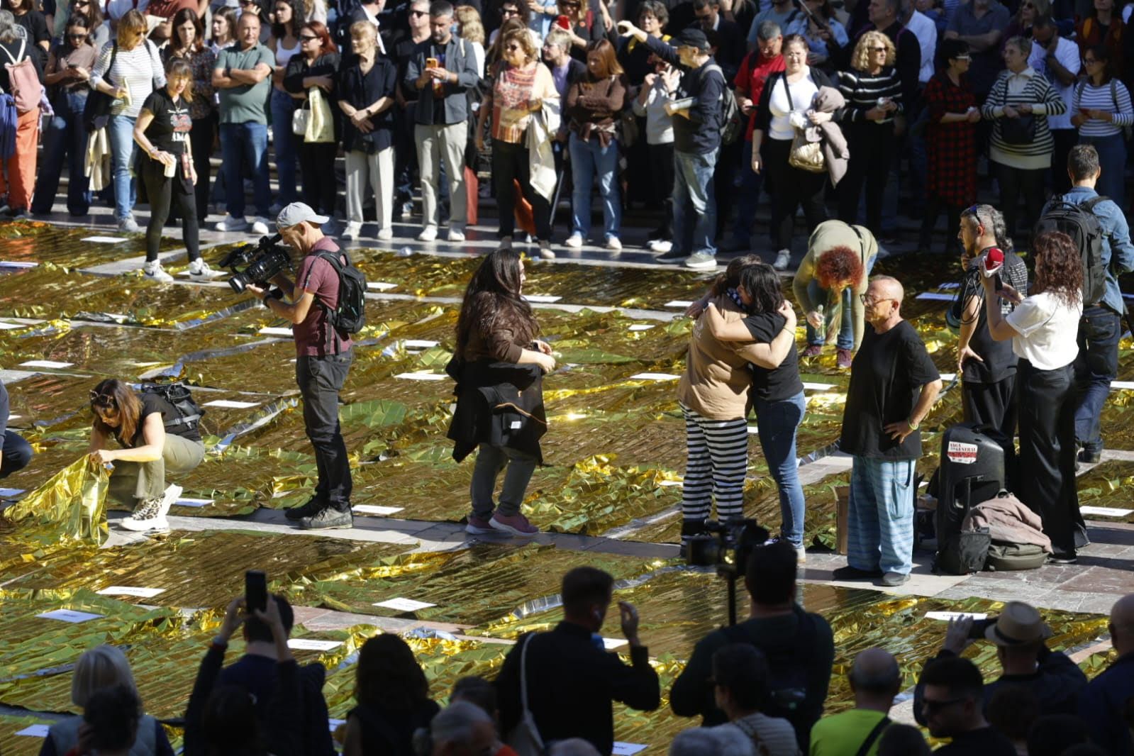 FOTOS | Mantas térmicas y desfile al Ventorro en protesta en el primer aniversario de la dana en Valencia