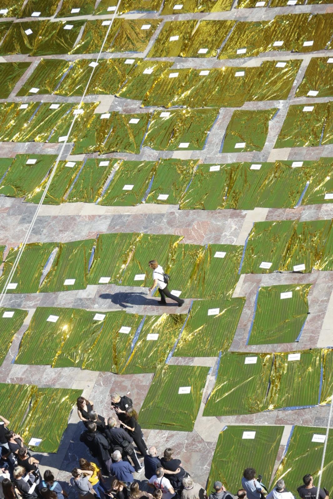 FOTOS | Mantas térmicas y desfile al Ventorro en protesta en el primer aniversario de la dana en Valencia