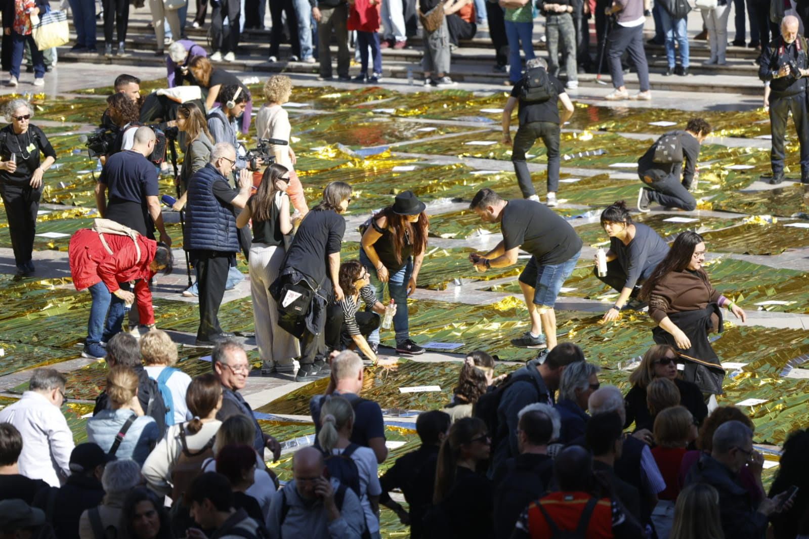 FOTOS | Mantas térmicas y desfile al Ventorro en protesta en el primer aniversario de la dana en Valencia