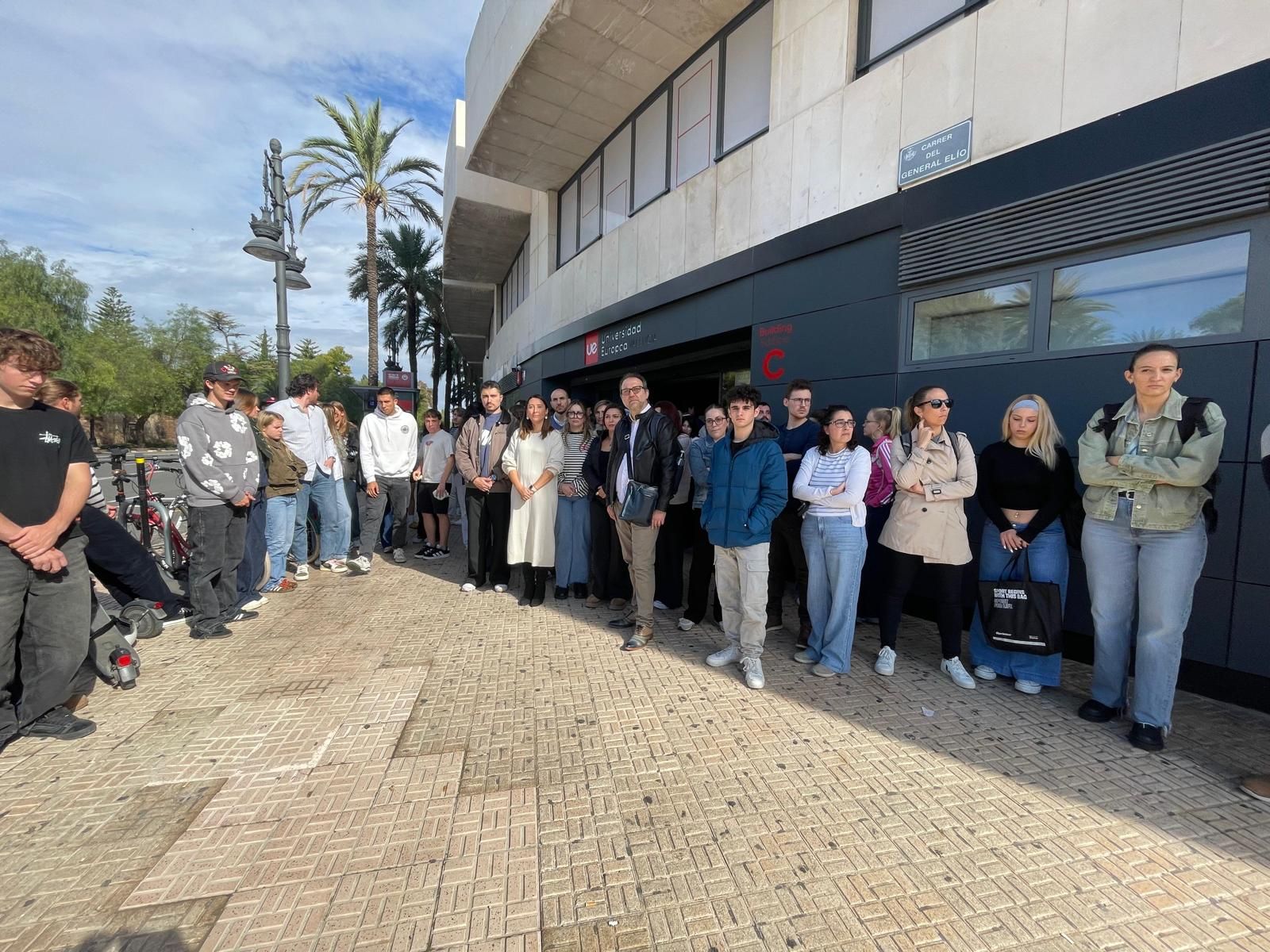 Minuto de silencio en la Universidad Europea de Valencia, campus de Viveros.