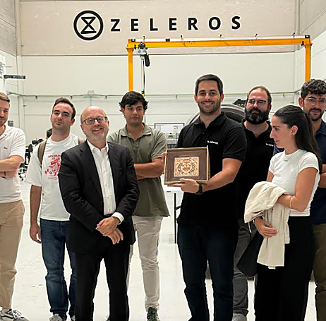 Miguel Juan, presidente de la Comisión de Colegiación del COIICV-Valencia, entrega un detalle a David Pistoni al finalizar la visita