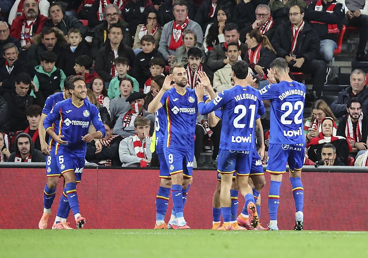 Los jugadores del Getafe celebran el gol anotado ante el Athletic.
