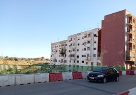 Edificios pendientes de derribo, junto al barranco de l'Horteta.