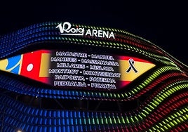 El Roig Arena luce el crespón negro con los colores de la Comunidad Valenciana.