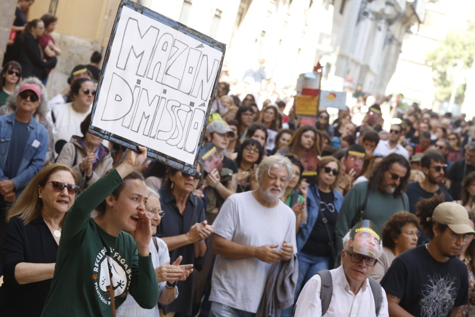 FOTOS | Mantas térmicas y desfile al Ventorro en protesta en el primer aniversario de la dana en Valencia