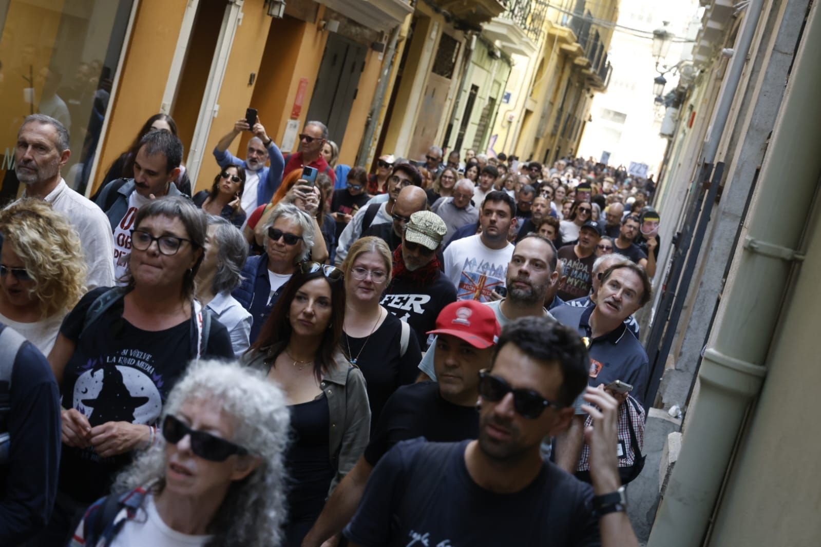 FOTOS | Mantas térmicas y desfile al Ventorro en protesta en el primer aniversario de la dana en Valencia