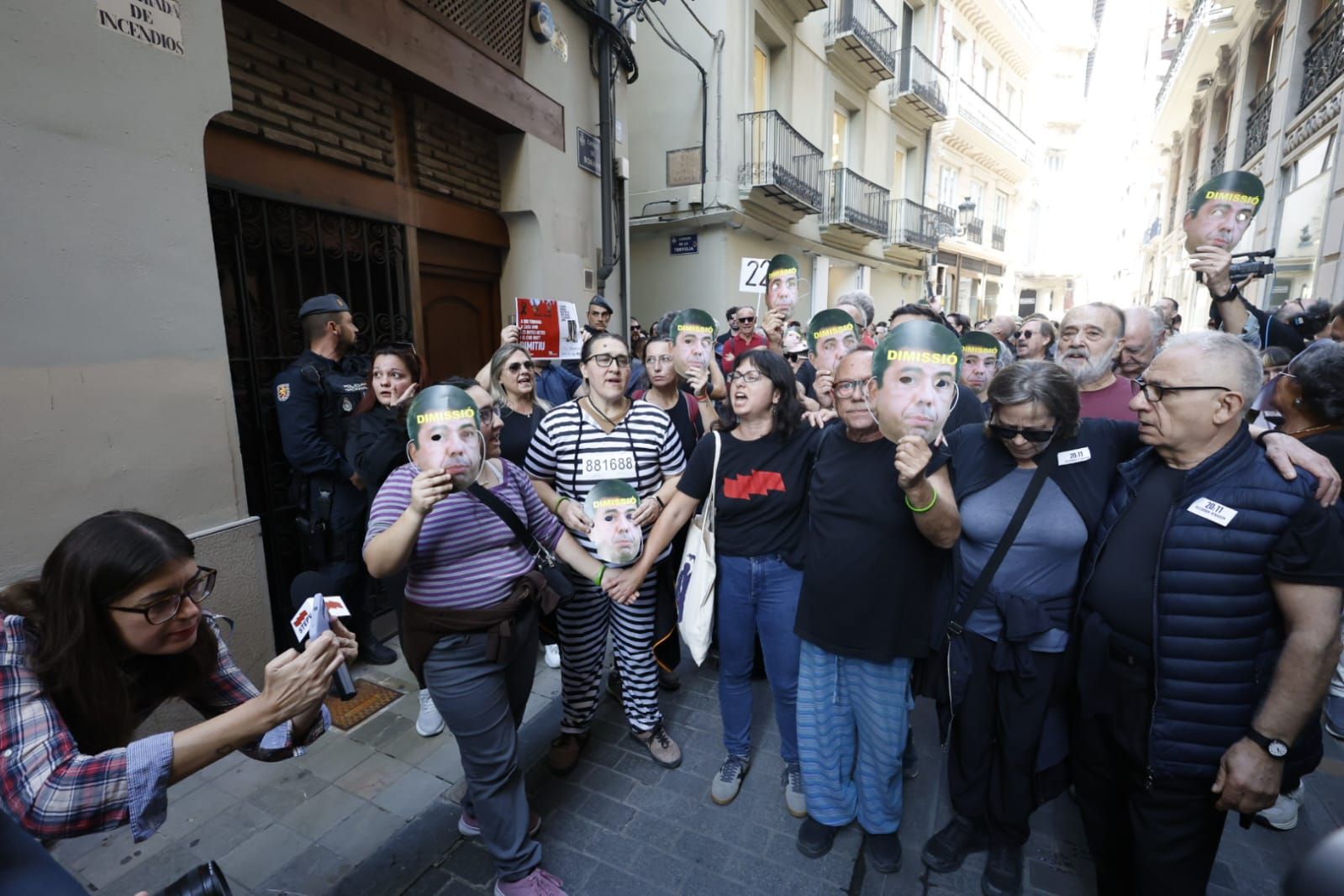 FOTOS | Mantas térmicas y desfile al Ventorro en protesta en el primer aniversario de la dana en Valencia