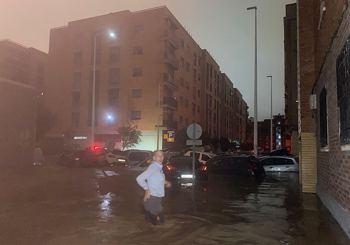 Imagen principal - Foto que hizo Inma Mandingorra de su compañera de trabajo, Laura Muñoz, tratando de cruzar una calle de Catarroja la tarde de la dana.