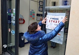 Premio de lotería en una administración. Imagen de archivo.