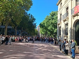 Momento en el que se guarda 5 minutos de silencio en Xàtiva.