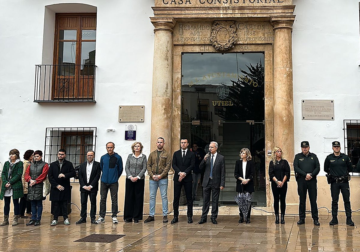 Vicent Mompó, este miércoles, en el minuto de silencio en el Ayuntamiento de Utiel.