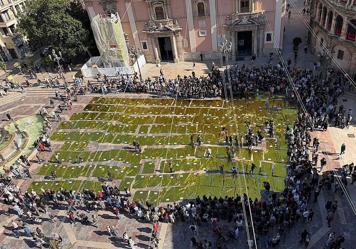 FOTOS | Mantas térmicas y desfile al Ventorro en protesta en el primer aniversario de la dana en Valencia