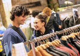 Exposición de ropa en el Secret Market