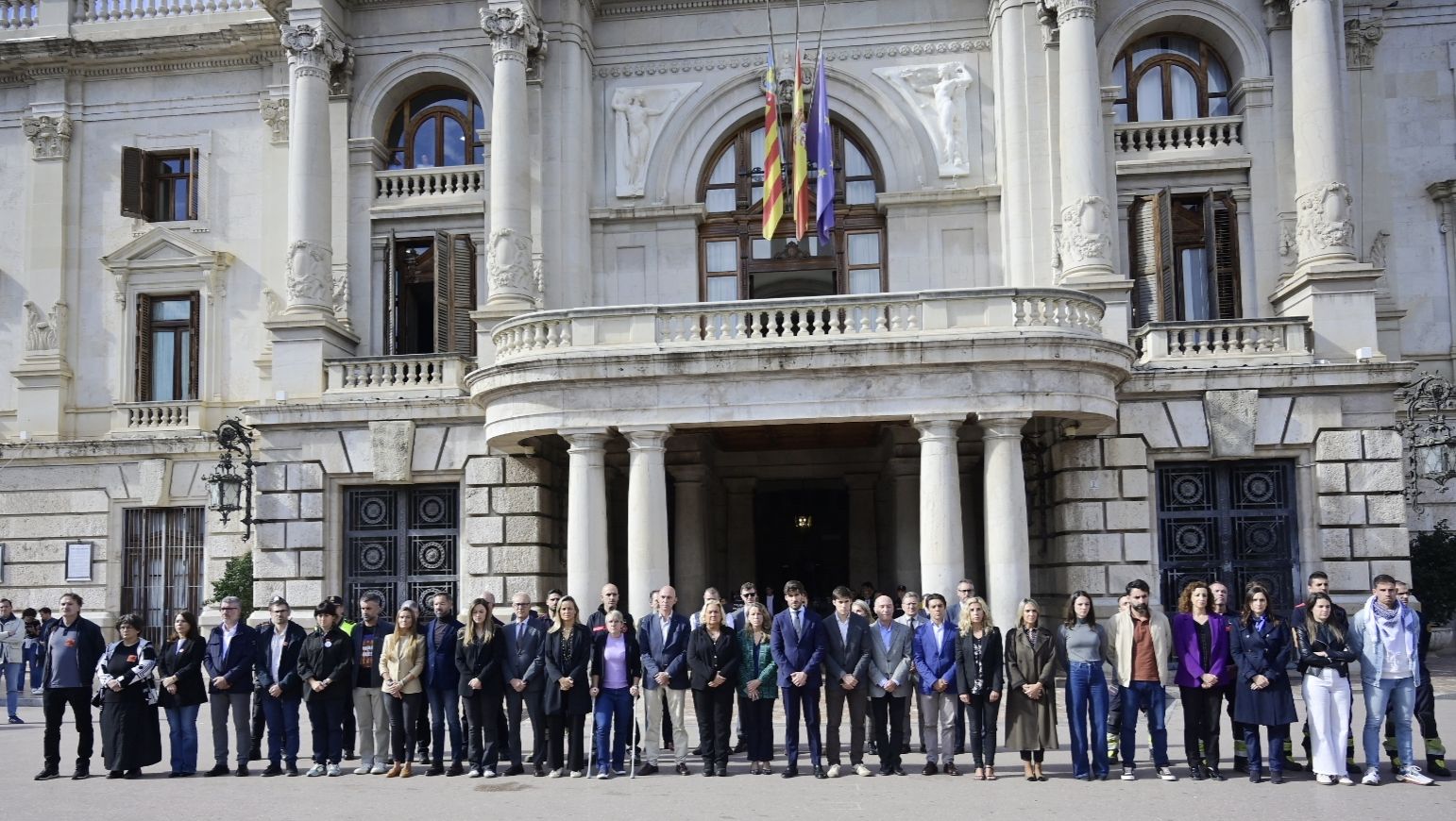 Minuto de silencio en la plaza del Ayuntamiento de Valencia.