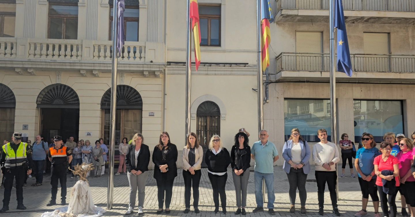 Minuto de silencio en Tavernes de la Valldigna.