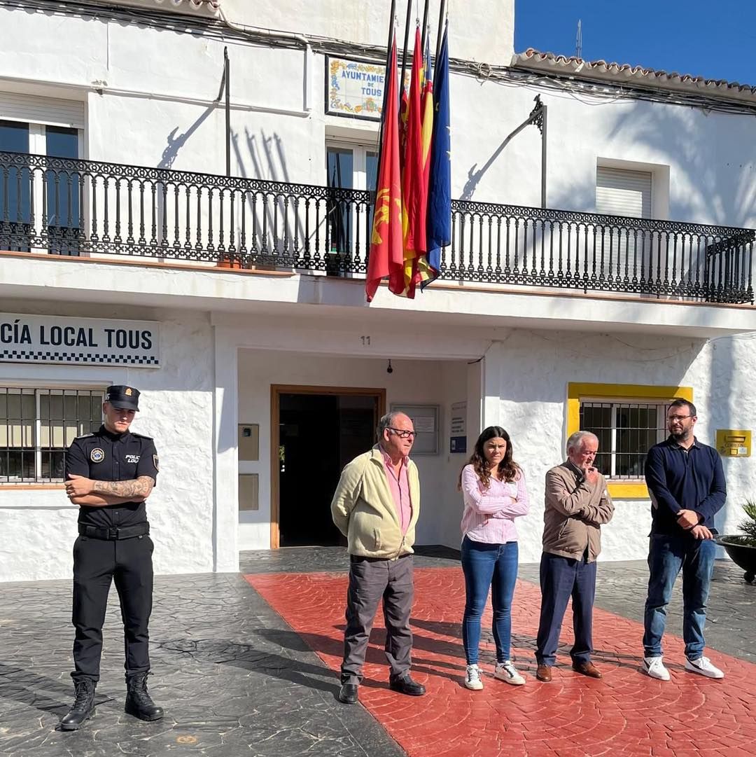 Minuto de silencio en Tous.