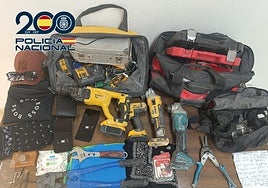 Algunos de los objetos usados por este grupo que cometía robos con fuerza en domicilios.