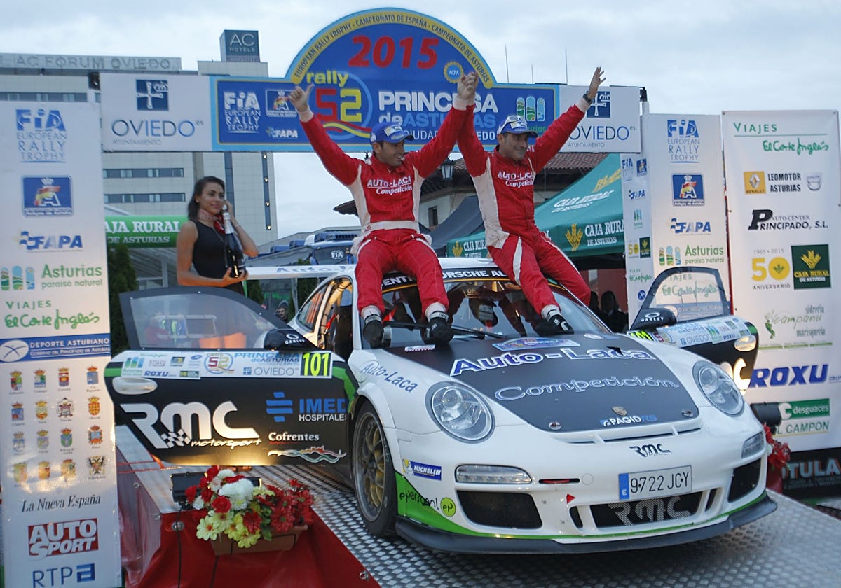 Miguel Fuster y Nacho Aviñó celebran ser campeones del 52 Rally Princesa de Asturias