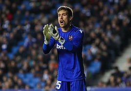 Aitor Fernández con una de las camisetas que estará expuesta