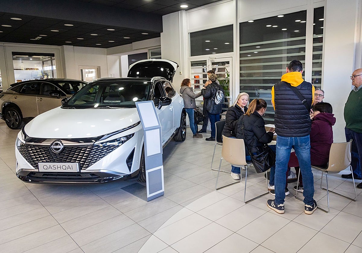 Afectados compran un coche nuevo en un concesionario.