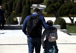 Caminar mirando al suelo tiene un claro significado, según la psicología.