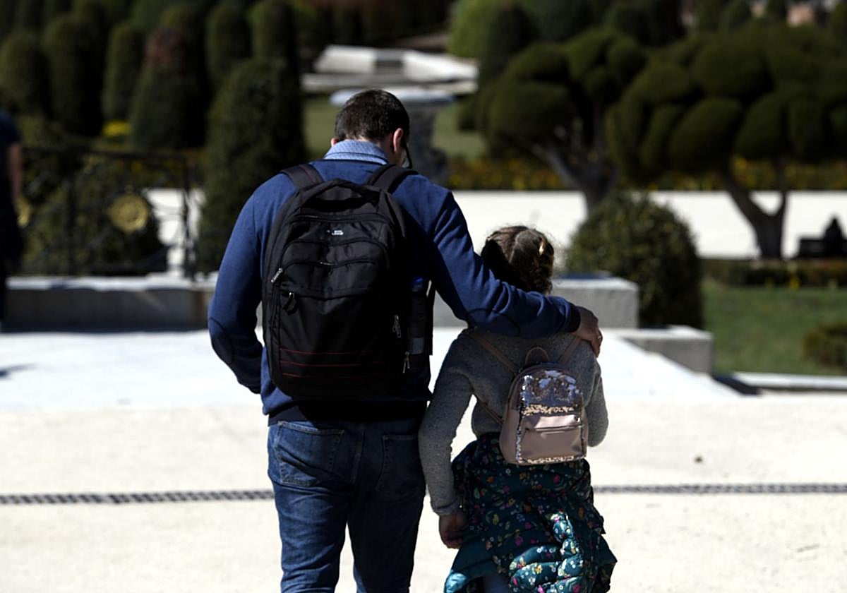Caminar mirando al suelo tiene un claro significado, según la psicología.