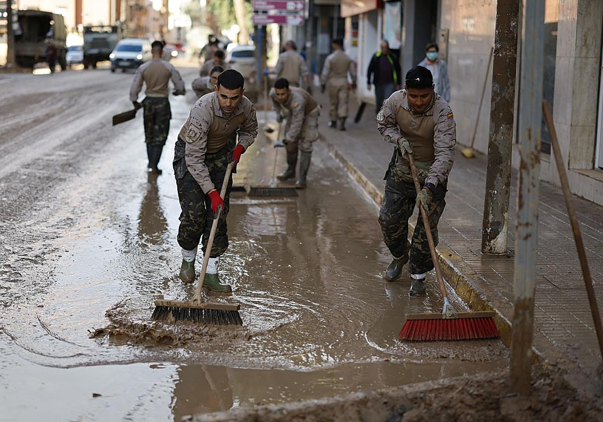 Militares retiran el barro de las calles.