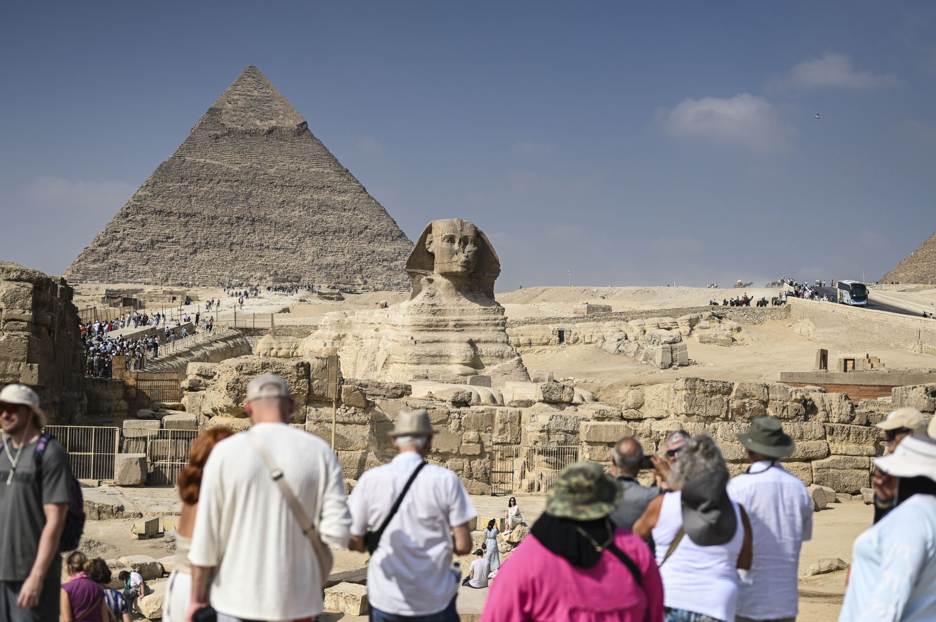 FOTOS | Los turistas visitan las pirámides de Giza ante el estreno del Gran Museo Egipcio