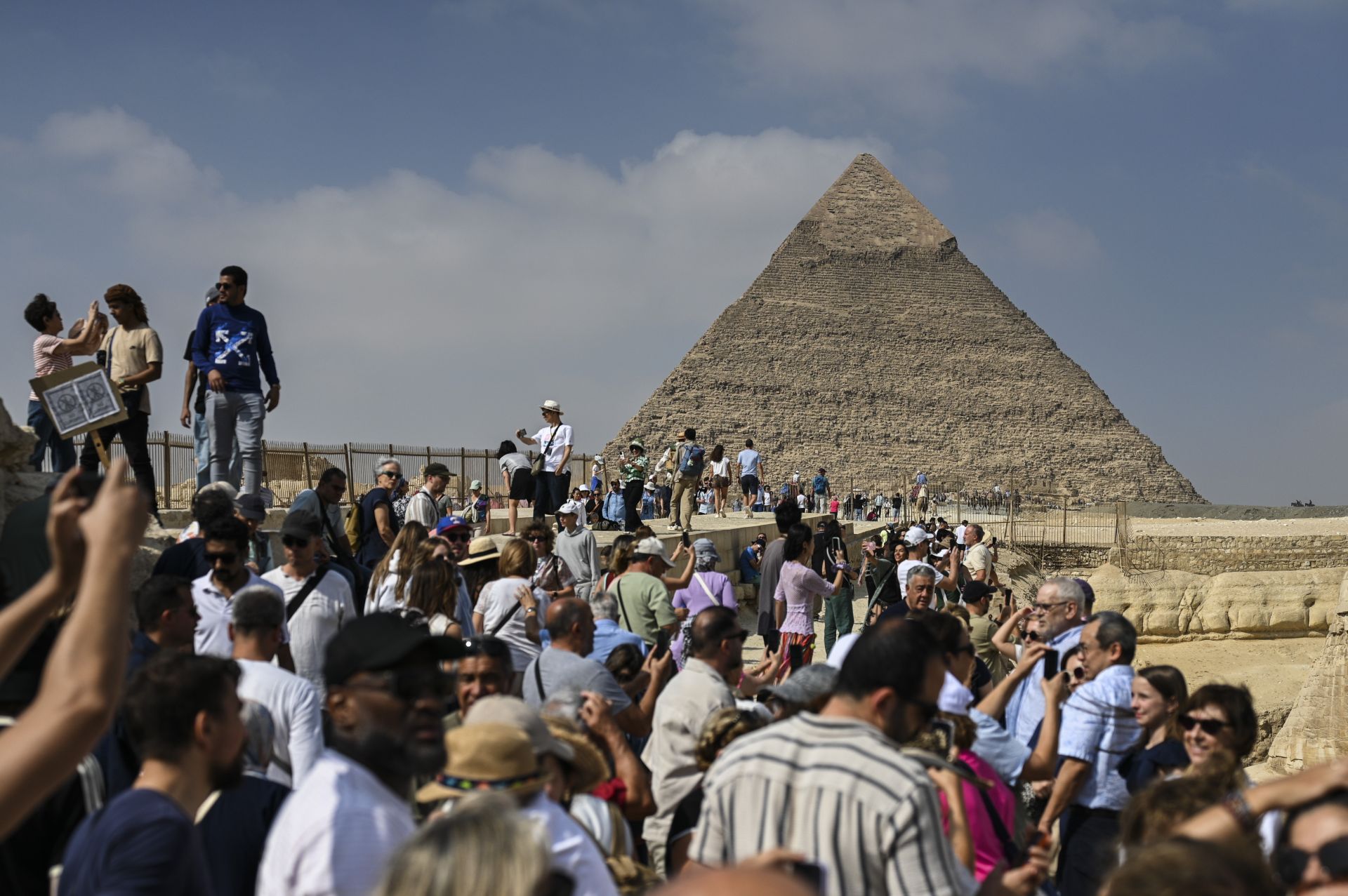 FOTOS | Los turistas visitan las pirámides de Giza ante el estreno del Gran Museo Egipcio