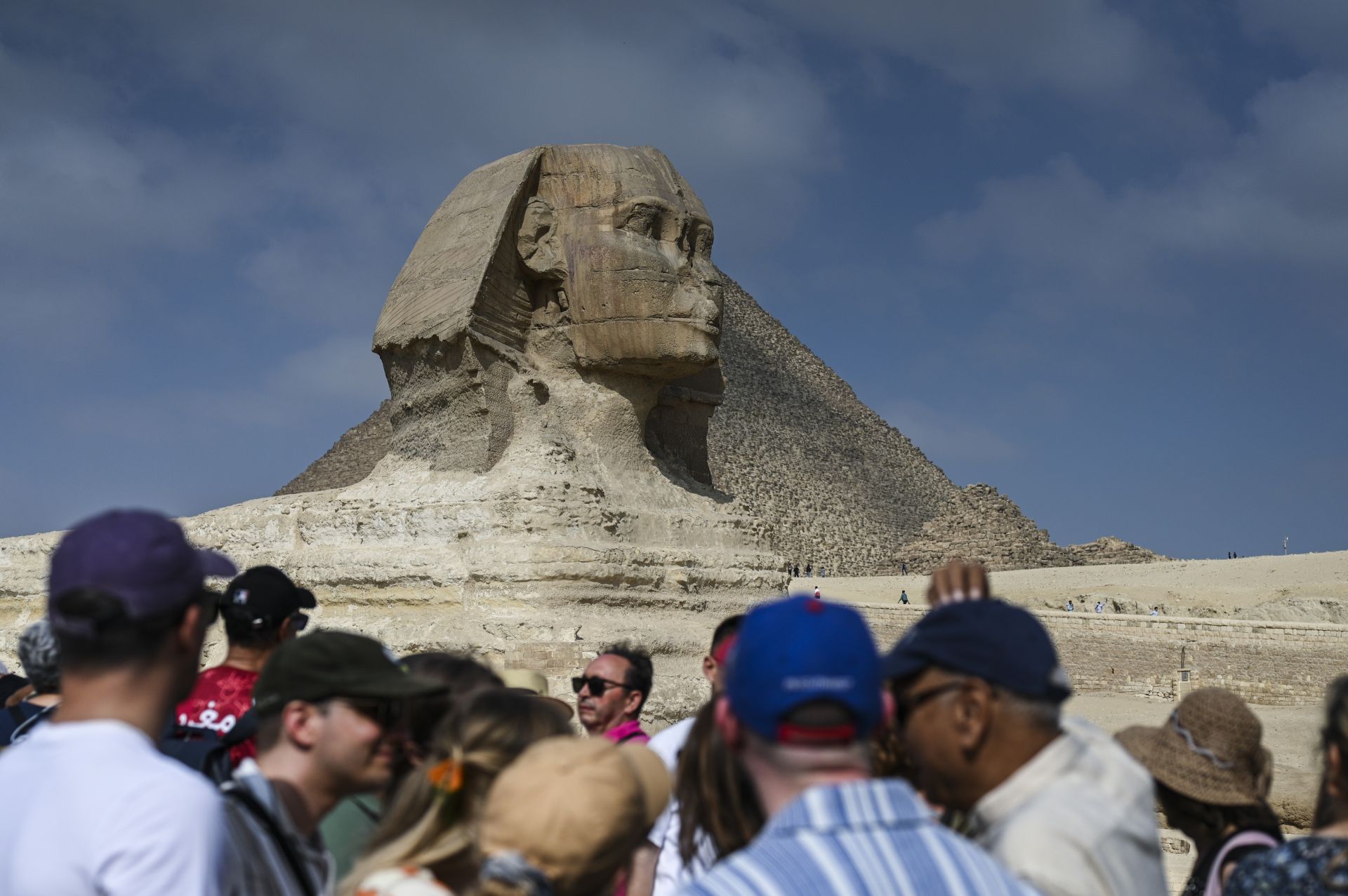 FOTOS | Los turistas visitan las pirámides de Giza ante el estreno del Gran Museo Egipcio