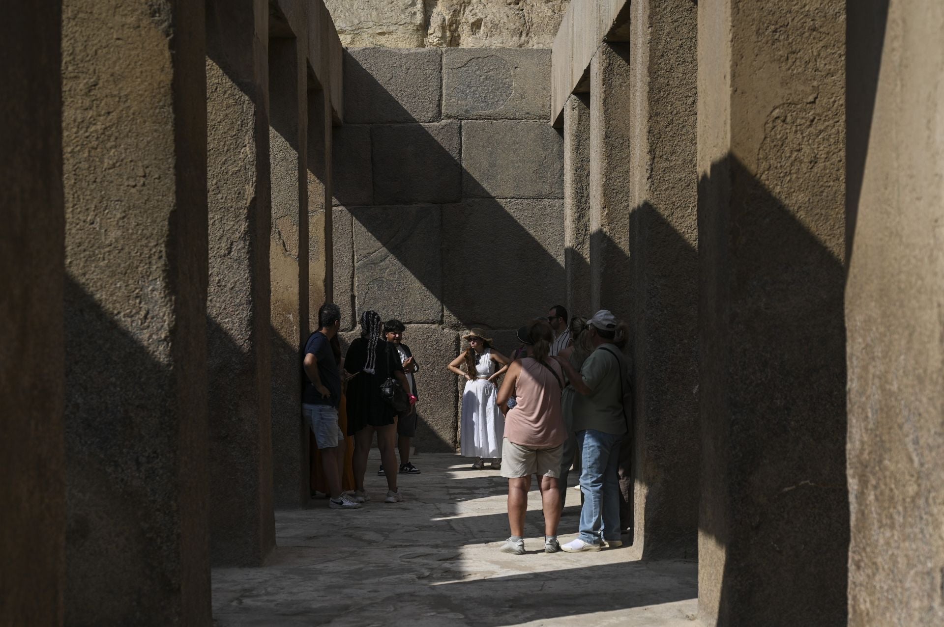 FOTOS | Los turistas visitan las pirámides de Giza ante el estreno del Gran Museo Egipcio