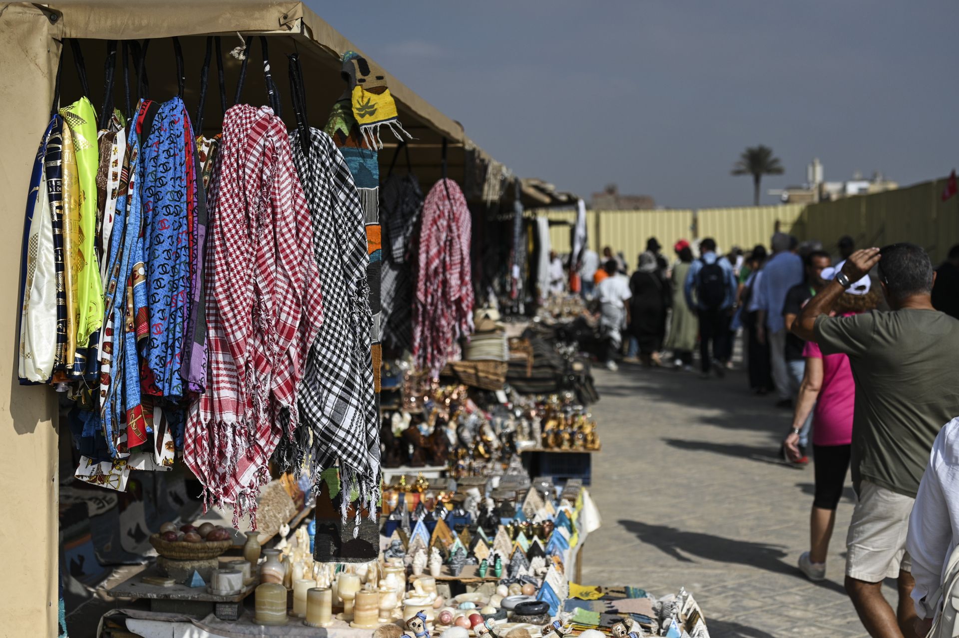 FOTOS | Los turistas visitan las pirámides de Giza ante el estreno del Gran Museo Egipcio