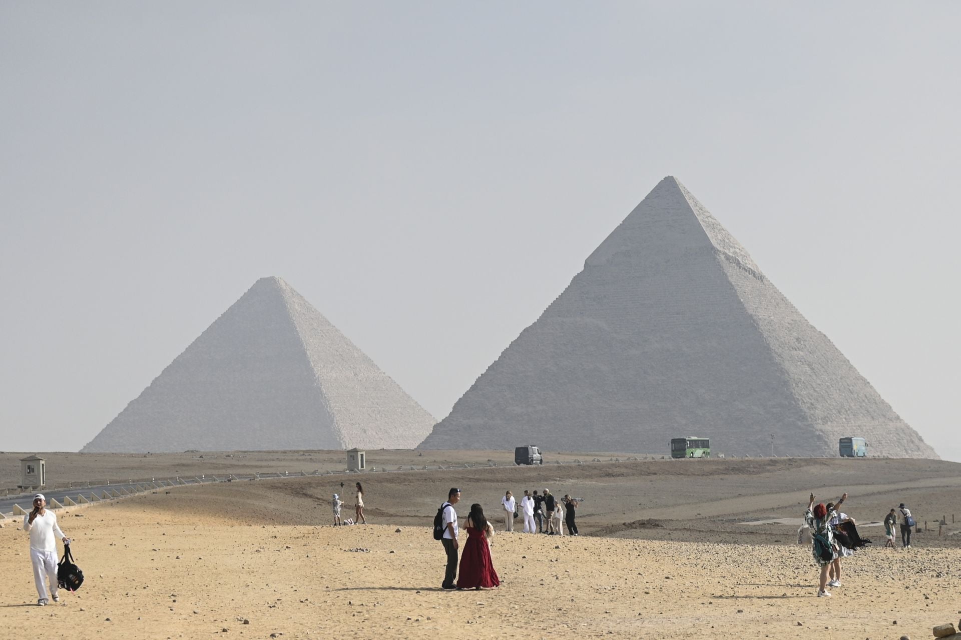 FOTOS | Los turistas visitan las pirámides de Giza ante el estreno del Gran Museo Egipcio