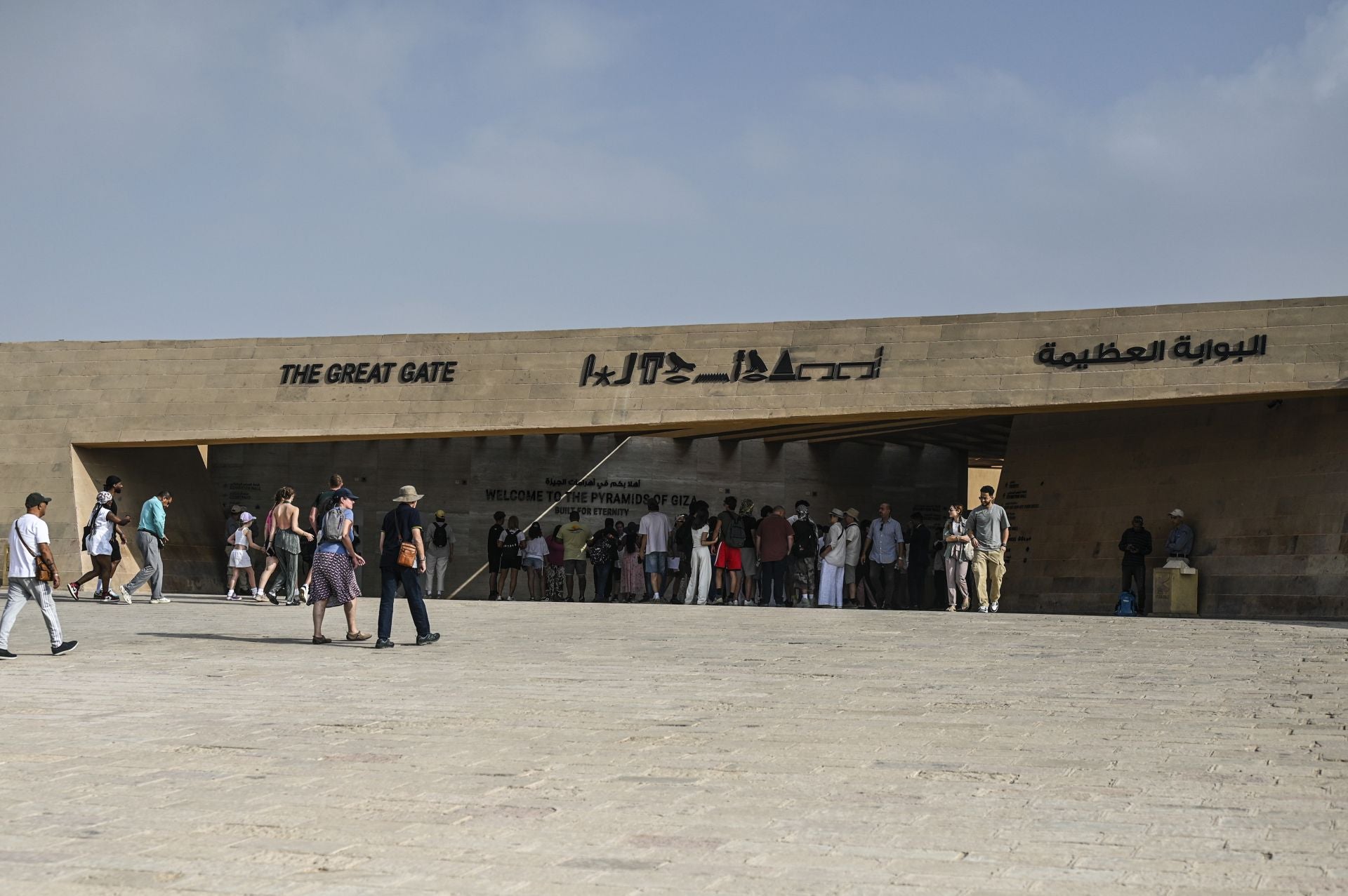 FOTOS | Los turistas visitan las pirámides de Giza ante el estreno del Gran Museo Egipcio