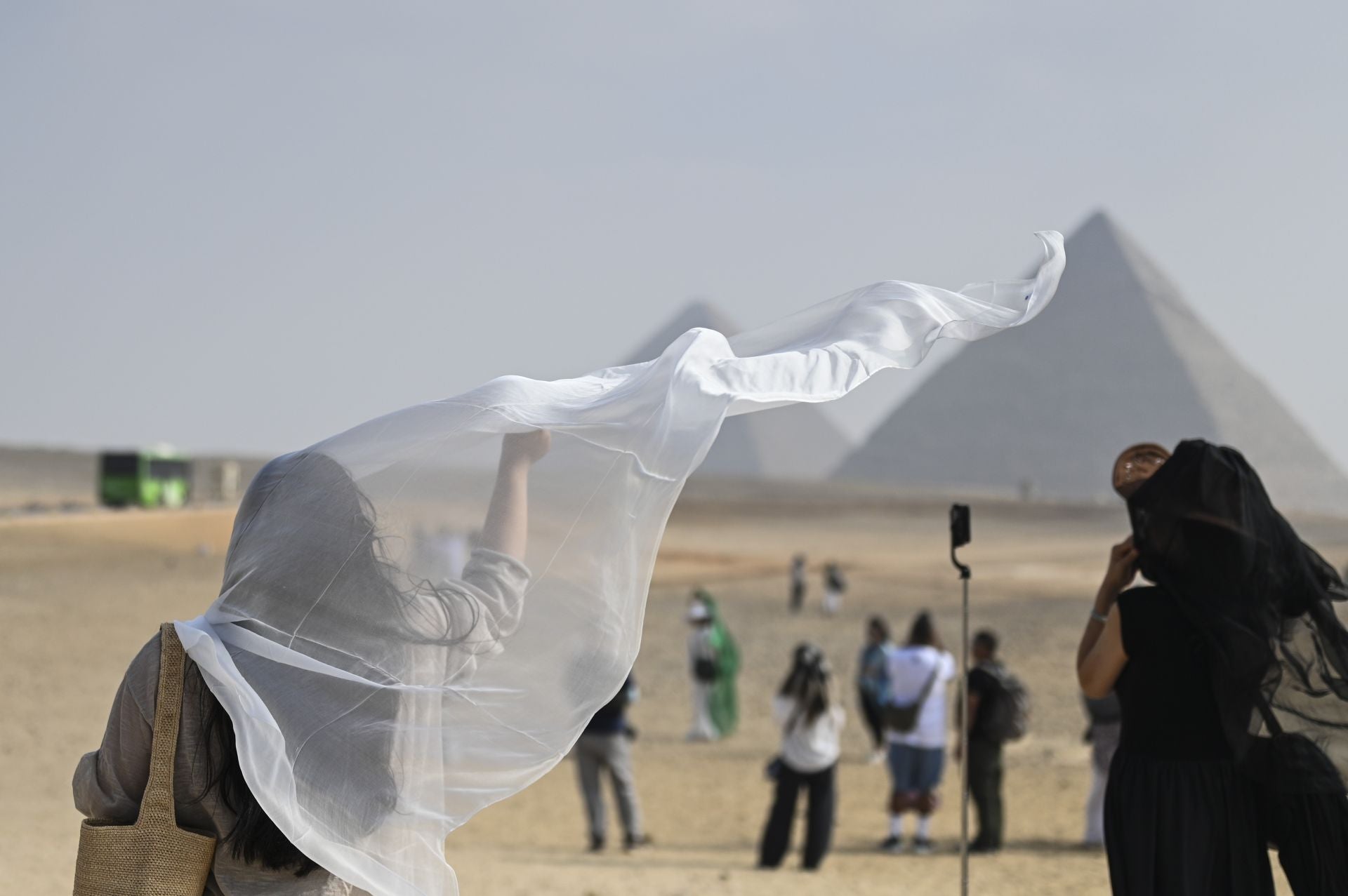FOTOS | Los turistas visitan las pirámides de Giza ante el estreno del Gran Museo Egipcio