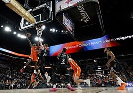 Badio reta a Bertans y entra con potencia a la canasta del Dubai Basketball.