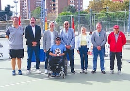 Edwin recibe su trofeo junto con las autoridades de la competición