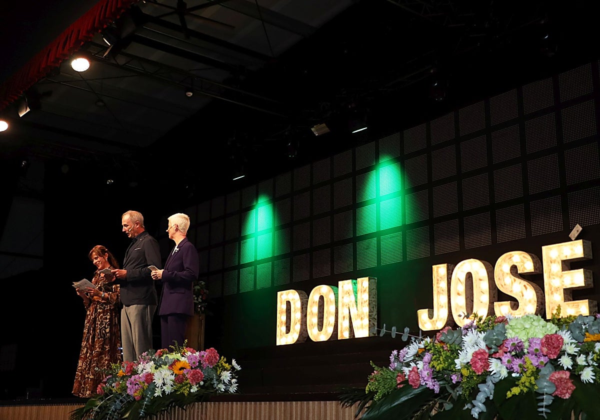 Maite, José y Ana, los hijos de José Luis Marín, durante el acto de homenaje.