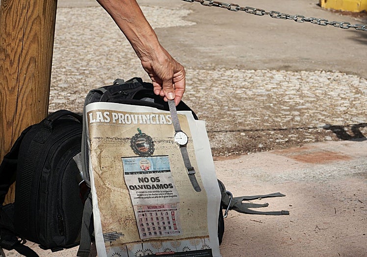 Los vecinos fotografiaron la cadena sin retirar a la hora a la que debían permitirles el paso.