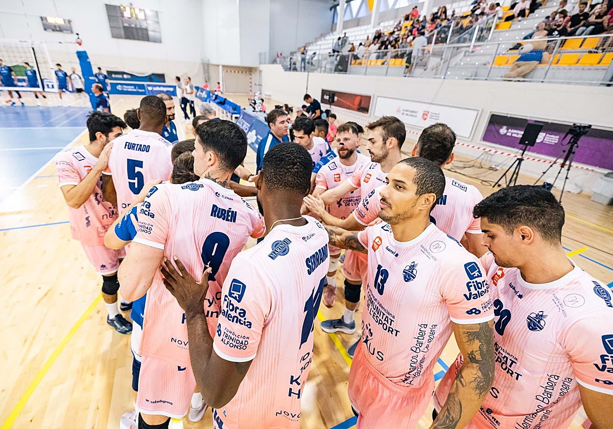 Los jugadores aúnan fuerzas antes de un partido.