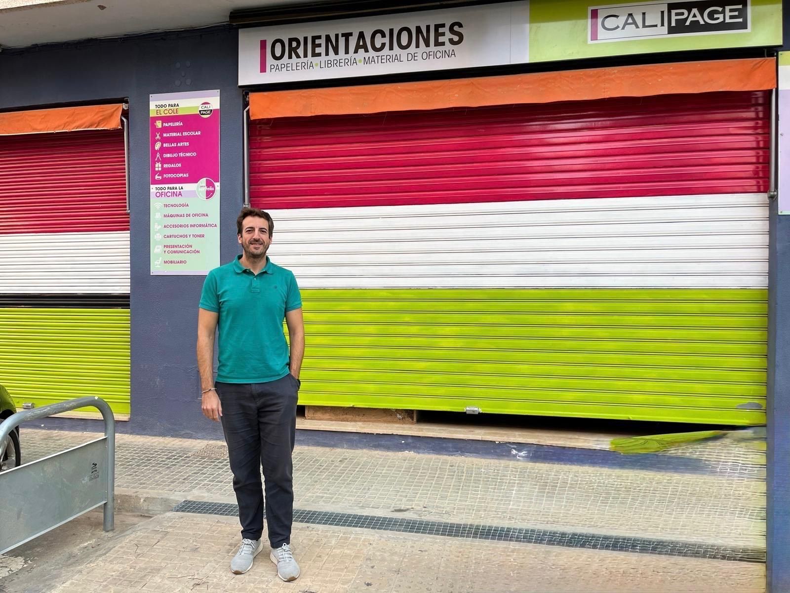Paco Lozano frente a la fachada en Catarroja en la actualidad.