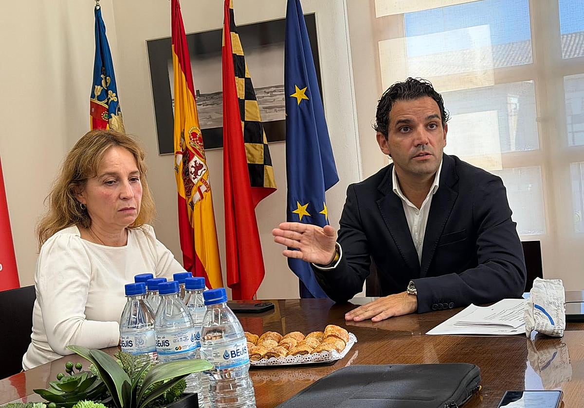 El alcalde Sagredo, junto a la concejala de Fomento, Merche Navarro.