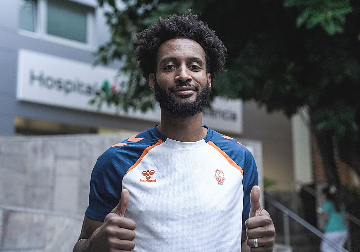 Braxton Key posa contento con la camiseta del Valencia Basket