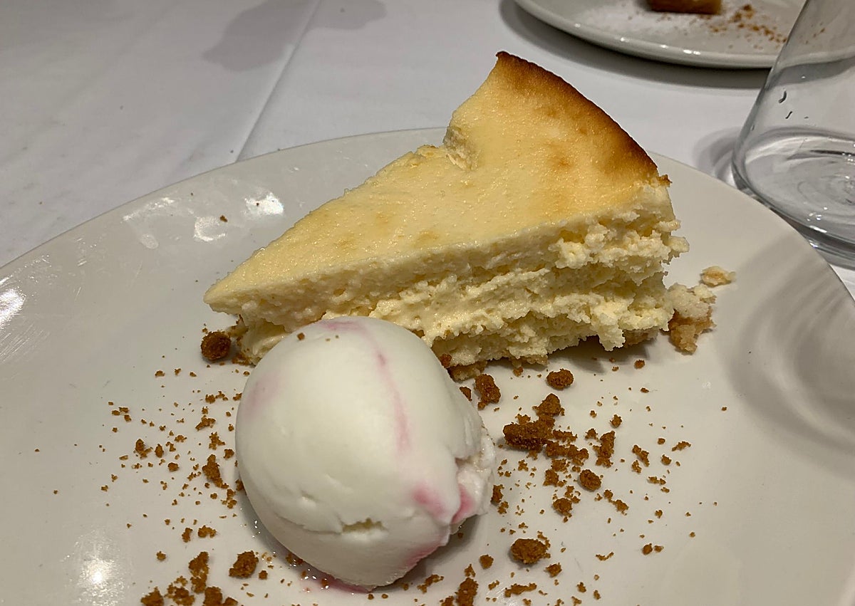 Imagen secundaria 1 - Loritos, su tarta de queso con la receta de la señora Ana y una ensañada.