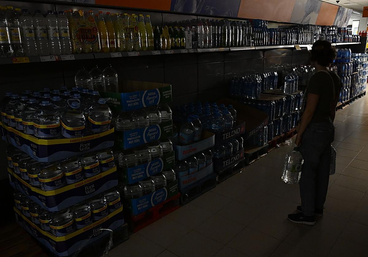 Un supermercado de Castellón de la Plana durante el apagón.