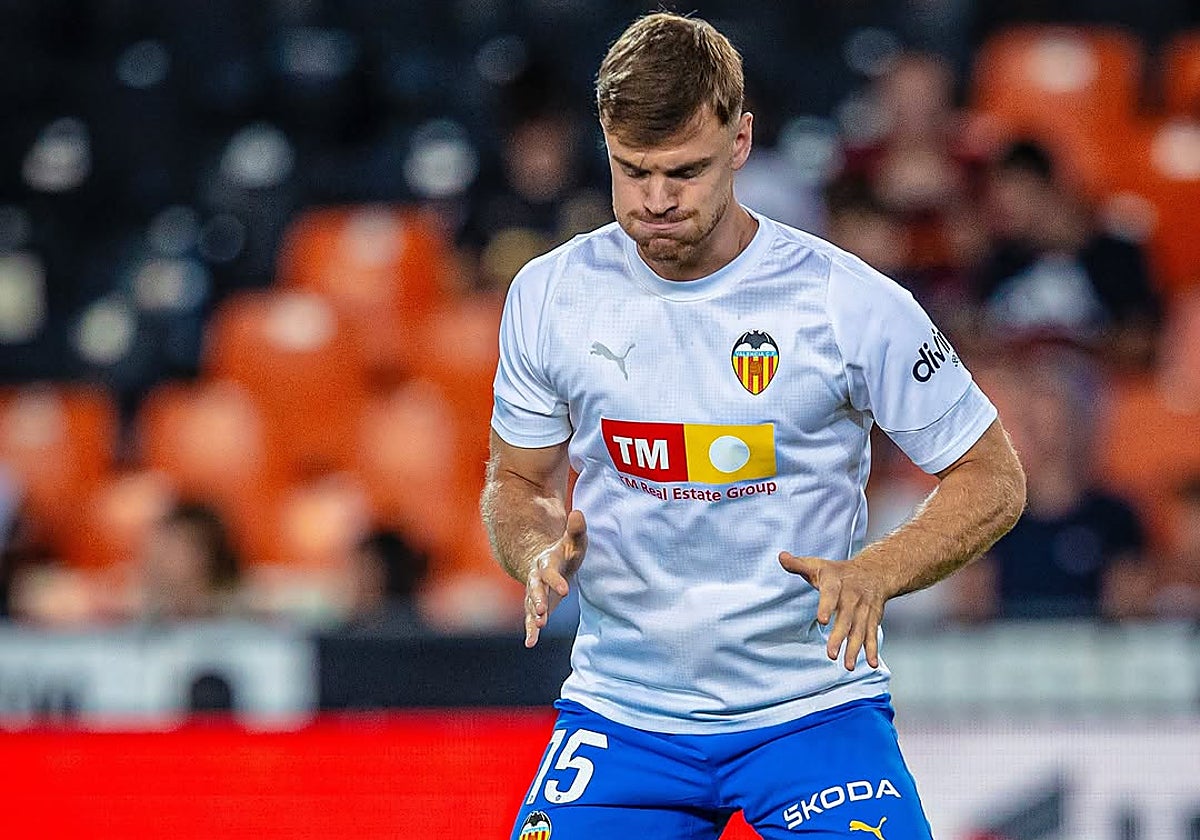 Lucas Beltrán, calentando antes de un partido en Mestalla.