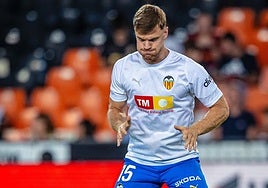 Lucas Beltrán, calentando antes de un partido en Mestalla.