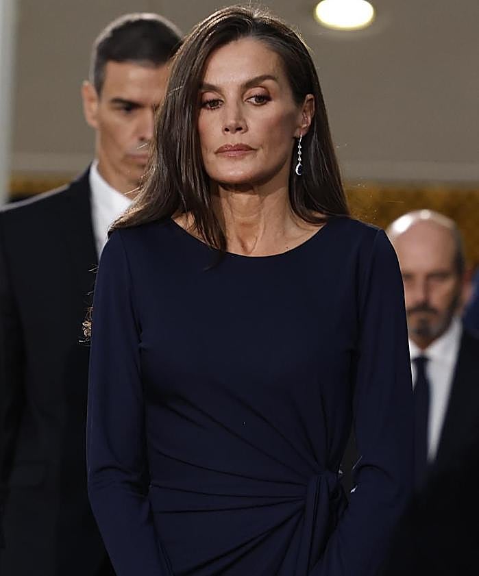 Imagen secundaria 2 - La tienda de Valencia que vistió a la reina Letizia en el funeral de Estado por las víctimas de la dana: se puede comprar el vestido por 49,99 euros