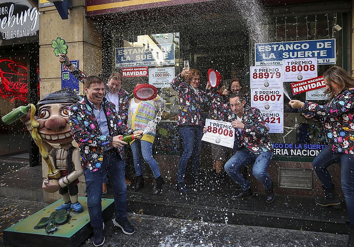 Celebración de un premio de lotería, en una imagen de archivo.